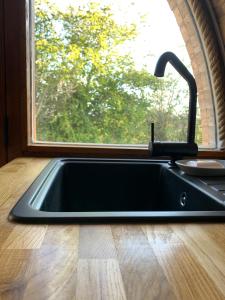 希尔内斯Romantic escape luxury Hobbit house with Hot tub!的窗户前的厨房水槽