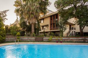 伊斯坦布尔Villa Bosphorus的房屋前的大型游泳池