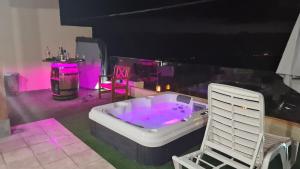 圣胡安海滩La Casita的配有粉红色照明的客房内的热水浴池
