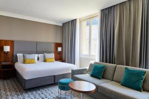 巴黎Crowne Plaza Paris République, an IHG Hotel的酒店客房,配有床和沙发