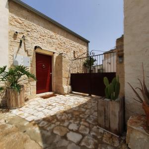 拉古萨A Staccia的红门和仙人掌的砖砌建筑