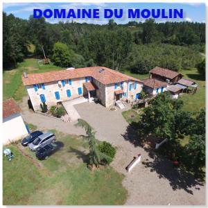 Gamarde-les-BainsGîte du Moulin的享有蓝色门的大房子的空中景致