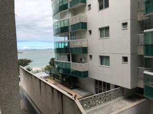 维拉维尔哈Apartamento Mar da Praia da Costa的公寓大楼设有俯瞰大海的阳台。