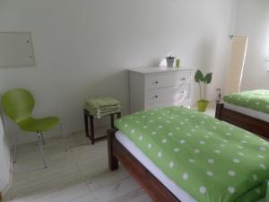 Zahna-ElsterElbflair的一间卧室配有一张床、梳妆台和椅子
