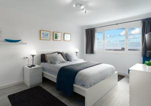 瓜蒂萨Casa Salinas del Mar的白色的卧室设有床和窗户