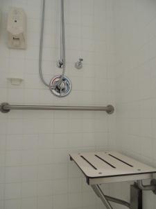 莫罗贝莫罗贝日落汽车旅馆的一间带长凳和淋浴的浴室