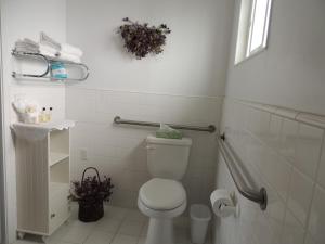 莫罗贝莫罗贝日落汽车旅馆的白色的浴室设有卫生间和窗户。
