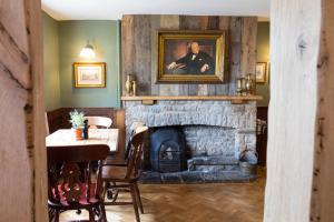 伍德斯托克马尔堡公爵酒店的客厅设有壁炉和男士餐桌