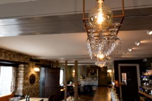 伍德斯托克马尔堡公爵酒店的用餐室设有吊灯,天花板上挂着吊灯
