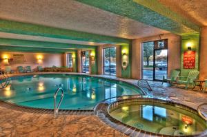 阿比林阿比林MCM优雅套房酒店的酒店客房中间的游泳池