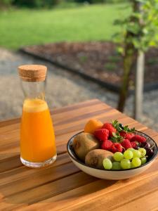 哈勒古斯托住宿加早餐旅馆的果盘和一瓶橙汁