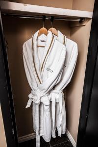 尼亚加拉瀑布老石精品酒店的挂在衣柜里的一组白色毛巾