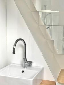 HeverleeBoslucht Leuven的楼梯浴室内的白色水槽