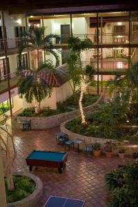 阿比林阿比林MCM优雅套房酒店的一座带台球桌和棕榈树的庭院