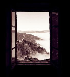 卢戈Albergue ESCANLAR的享有山脉和水景的窗户