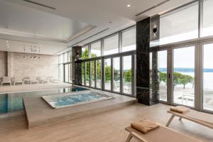 茨里克韦尼察Hotel Miramare的大型浴室设有游泳池和大窗户
