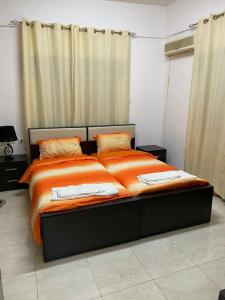 伯利恒Joseph apartment的一张带橙色床单的大床