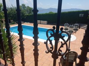 莫阿尼亚Itxi y Jamin - Chalet con vistas a la Ria de Vigo的从带游泳池的房屋阳台欣赏风景