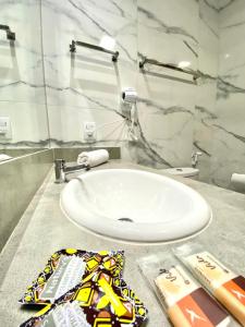卡皮托利乌Pousada Belvedere的客房内的白色盥洗盆浴室