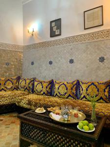 梅克内斯里亚德扎拉阿尔伊斯梅利亚住宿加早餐旅馆的客厅配有沙发和桌子