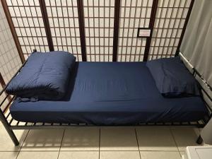 迈阿密Private Cubicle - Single Bed - Mixed Shared Dorm - MIAMI AIRPORT的小房间一张大蓝色的床