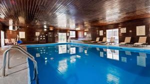 吉列贝斯特韦斯特陶尔西小屋酒店的大楼内的大型游泳池