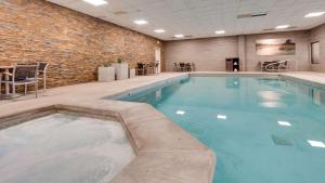 罗林斯贝斯特韦斯特木棉树宾馆的在酒店房间的一个大型游泳池