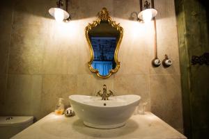 科希策维拉露台旅馆的浴室设有水槽和墙上的镜子