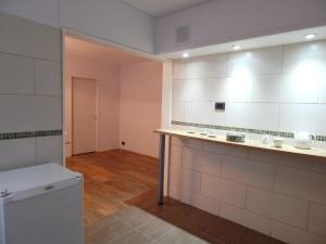 罗萨里奥Apartamento的空房间,带柜台和水槽