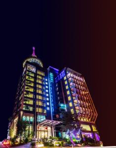 埔里承万尊爵渡假酒店的一座高大的建筑,晚上有灯