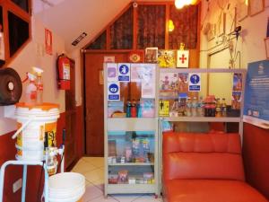 胡利亚卡Hostal Sumak'usi的一间备有饮品的冰箱