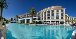 黄金海岸Imperial Hotel Gold Coast的大楼前的大型游泳池
