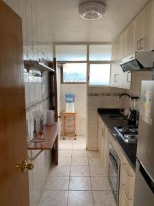 安托法加斯塔Departamento Amoblado Talca的厨房配有水槽和台面