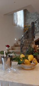 阿杰罗拉Al Chiaro di Luna的桌子上装有柠檬盘的柜台