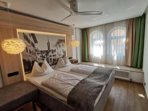 萨尔察赫河畔戈灵阿德勒尔酒店的一间卧室设有一张大床和一个大窗户