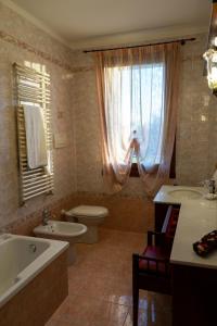 Fossone dʼAdigeAgriturismo Nonno Mario的带浴缸、卫生间和盥洗盆的浴室