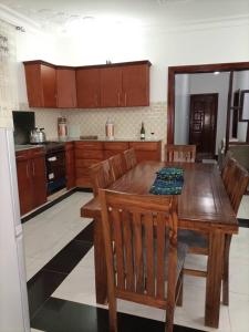 卡巴莱Villa Bunyonyi的厨房配有木桌和木橱柜。