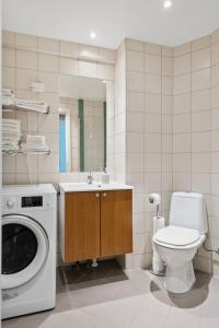 特吕西尔Leilighet i Fageråsen i nærheten av Høyfjellssenteret med sengeplass for 4-7 personer的一间带洗衣机和卫生间的浴室