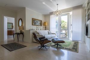 佩萨罗Casa Lazzarini luxury apartment的客厅配有沙发和椅子