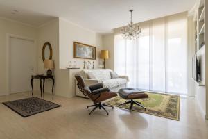 佩萨罗Casa Lazzarini luxury apartment的一间卧室配有一张床、一把椅子和一张桌子