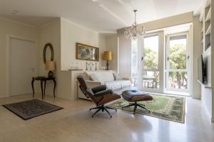 佩萨罗Casa Lazzarini luxury apartment的客厅配有床和椅子