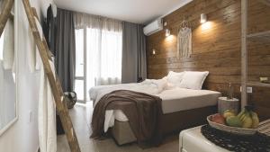 圣弗拉斯La Finca - Saint Vlas的一间卧室配有一张木墙床