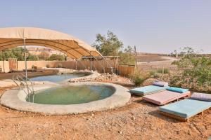 Desert Days mud cabin's Resort内部或周边的泳池