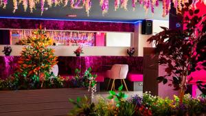 布莱克浦Hello Roomz - Pleasure Beach的充满植物和花卉的房间