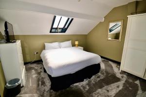 利兹兰斯酒店的卧室设有一张白色大床和一扇窗户。