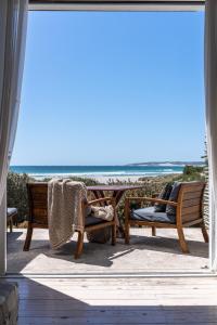 帕特诺斯特斯特兰特卢珀大洋精品酒店的一个带椅子的庭院,享有海滩美景