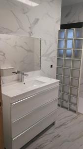 EsparragueraHolidays Domus Iano的白色的浴室设有水槽和镜子