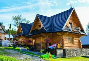 苏凯Luksusowe Domki Elizy Luxury Chalets Poronin的蓝色屋顶小木屋