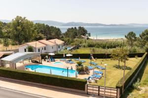 波多诺伏卡内拉斯酒店的一个带游泳池和海滩的度假胜地