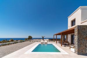 吉奥塔略Terra d'Oro Sea view villa with private pool的一座带游泳池和房子的别墅